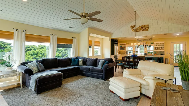 Garden by the Sea, Living room image 1