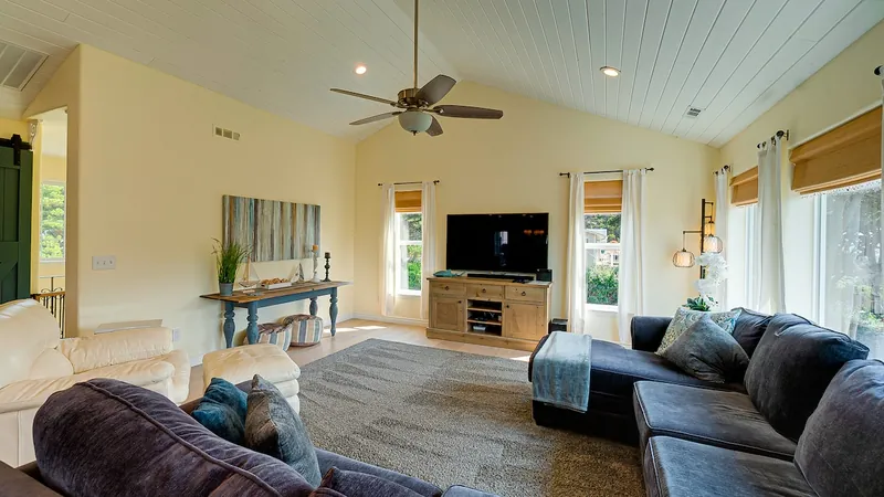 Garden by the Sea, Living room image 2
