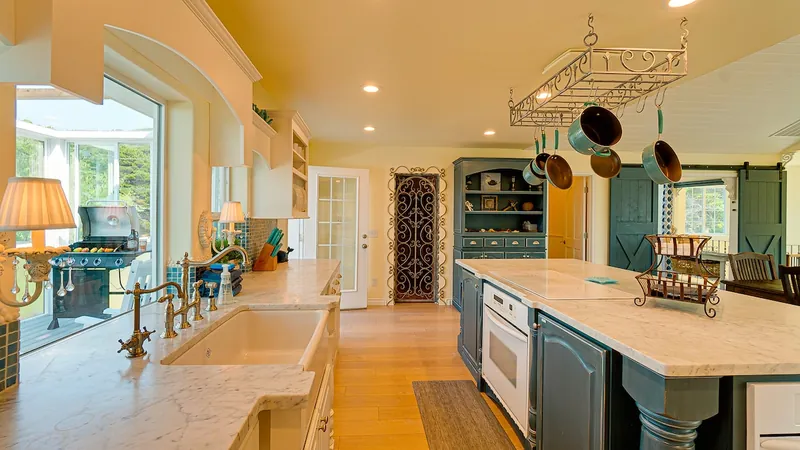 Garden by the Sea, Full kitchen image 1