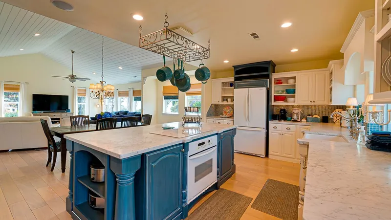 Garden by the Sea, Full kitchen image 2
