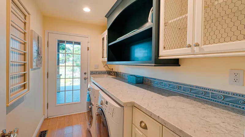 Garden by the Sea, Full kitchen image 3