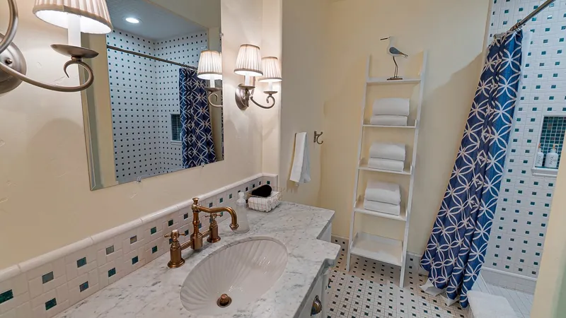 Garden by the Sea, Full bathroom 1 image 1