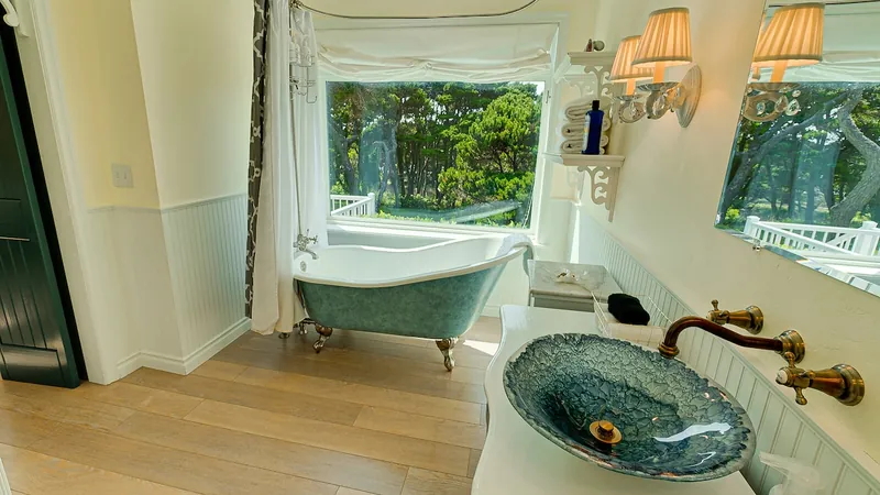 Garden by the Sea, Full bathroom 2 image 1