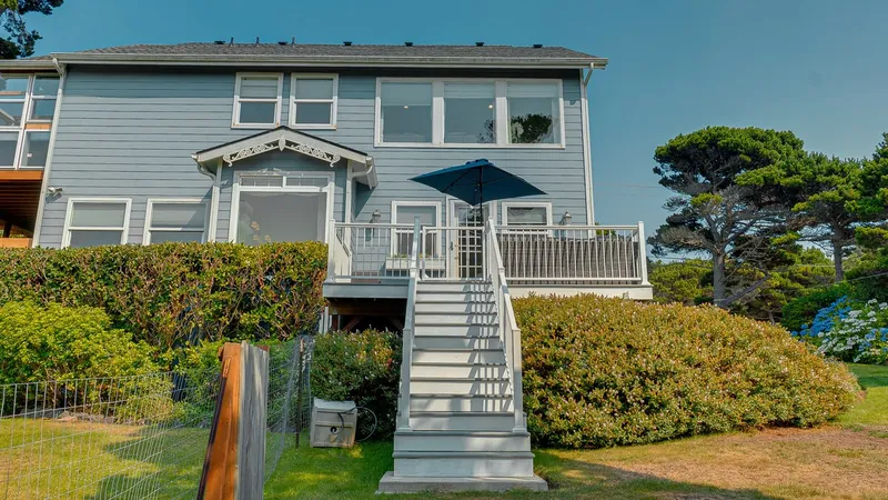 Garden by the Sea, Exterior image 2