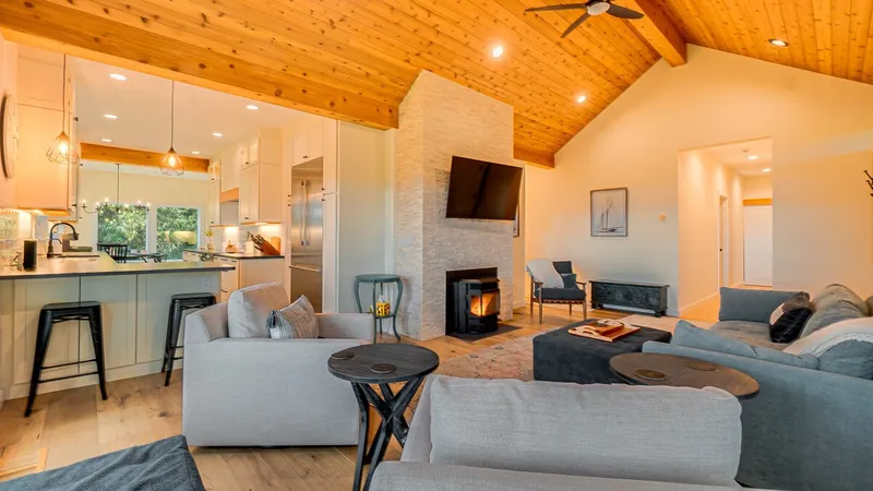 Getaway Gem, Living room image 2