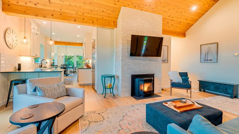 Getaway Gem, Living room image 5