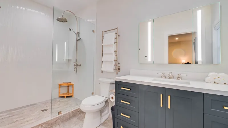 Getaway Gem, Full bathroom 1 image 1
