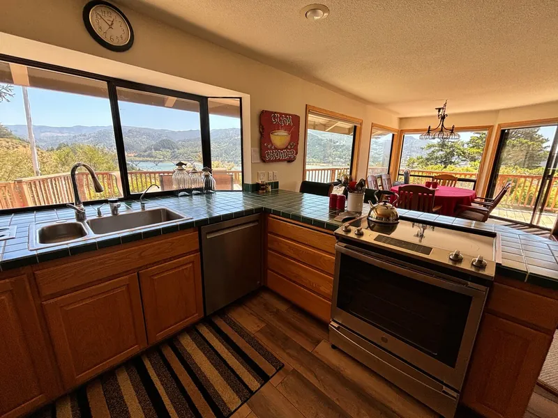 Going Rogue, Full kitchen image 1