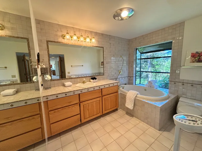 Going Rogue, Full bathroom 1 image 1