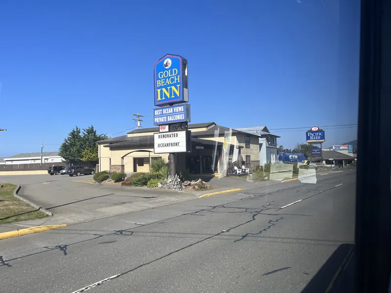 Roadside businesses along Ellensburg Avenue in Gold Beach