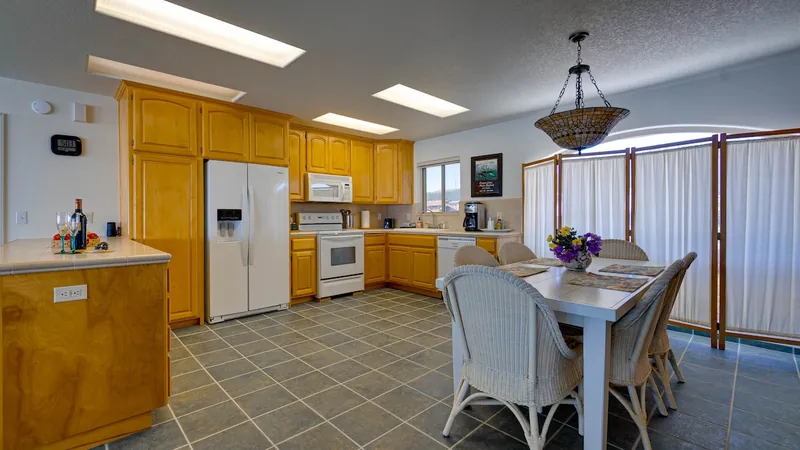 Queen Bee of Gold Beach, Full kitchen image 1