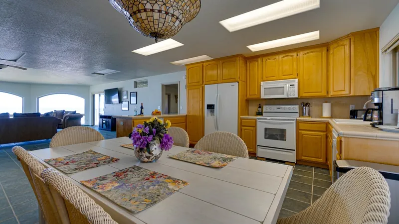 Queen Bee of Gold Beach, Dining area image 1