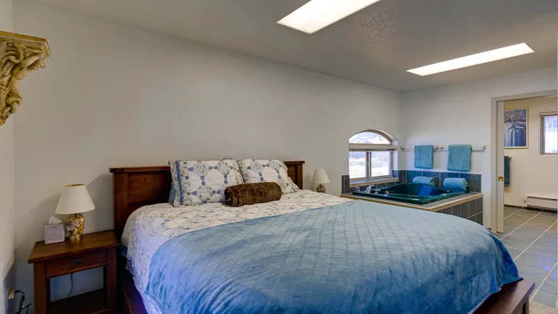 Queen Bee of Gold Beach, Bedroom 1 image 1
