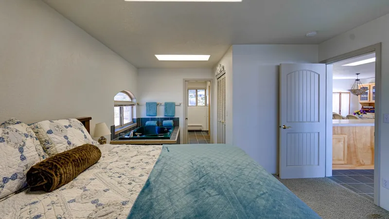 Queen Bee of Gold Beach, Bedroom 1 image 2