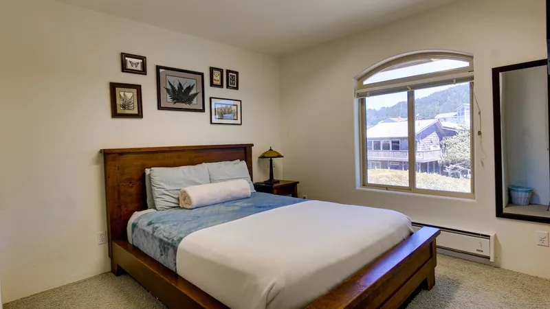 Queen Bee of Gold Beach, Bedroom 2 image 1