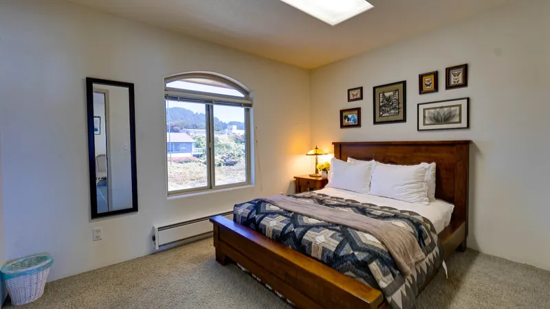 Queen Bee of Gold Beach, Bedroom 3 image 1