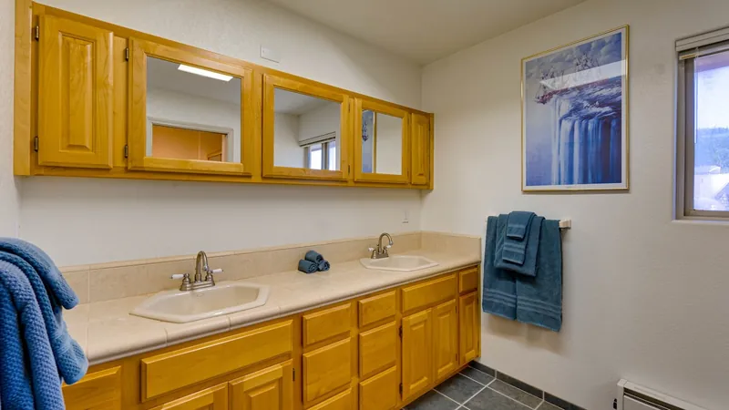 Queen Bee of Gold Beach, Full bathroom 1 image 1