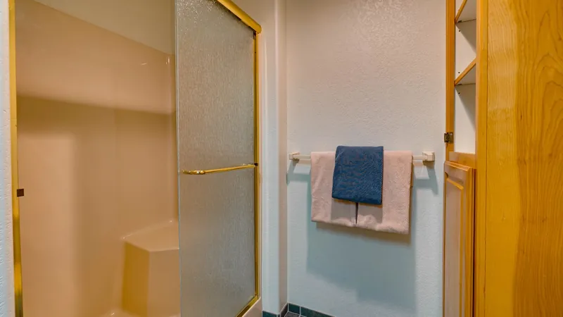 Queen Bee of Gold Beach, Full bathroom 1 image 2
