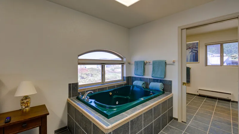 Queen Bee of Gold Beach, Full bathroom 1 image 3