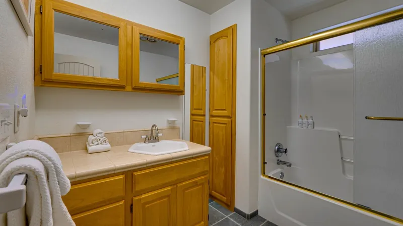 Queen Bee of Gold Beach, Full bathroom 2 image 1