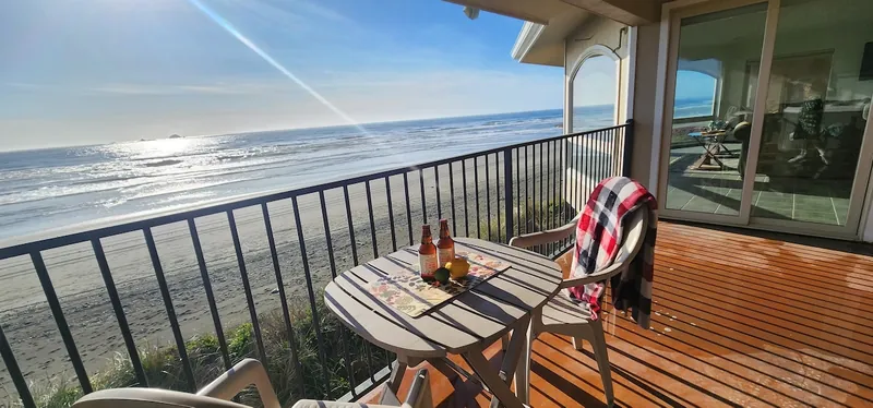 Queen Bee of Gold Beach, Patio image 1