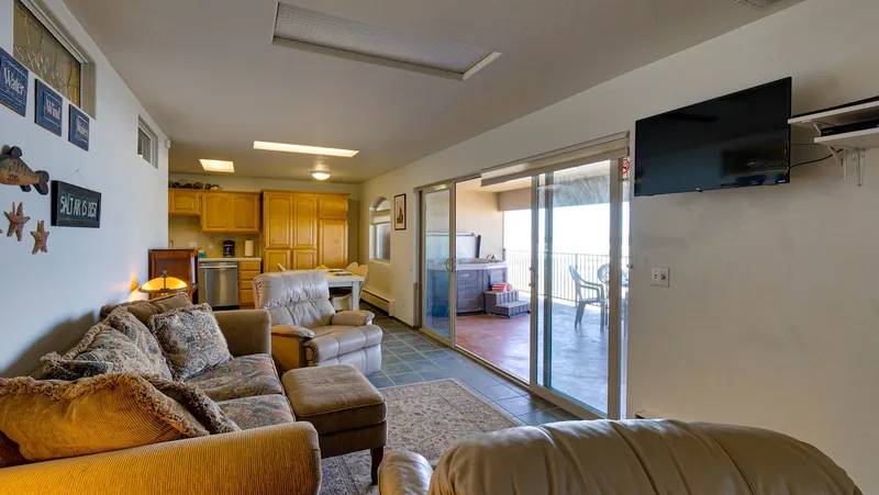 Queen Bee of Gold Beach, Patio image 2