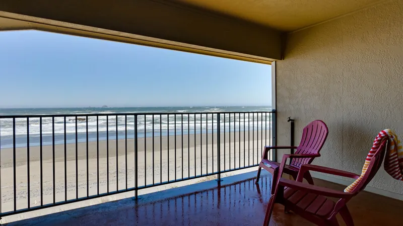 Queen Bee of Gold Beach, Balcony image 1