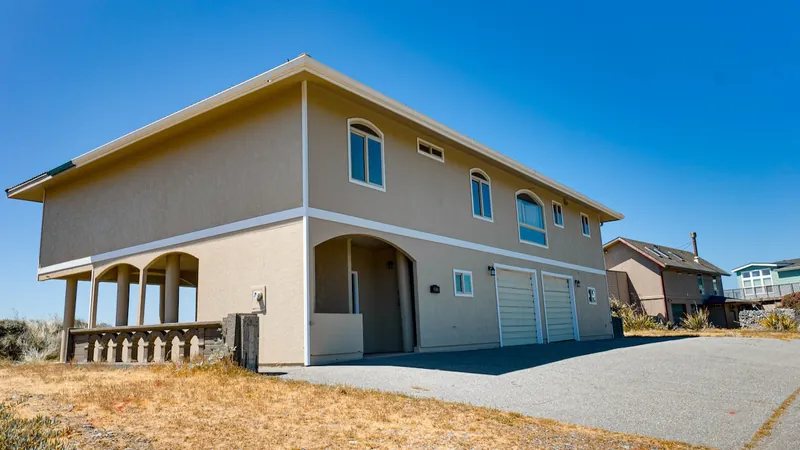 Queen Bee of Gold Beach, Exterior image 1