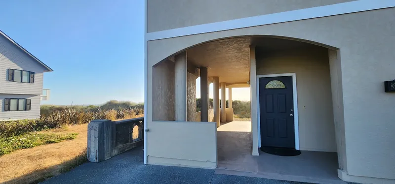 Queen Bee of Gold Beach, Exterior image 2