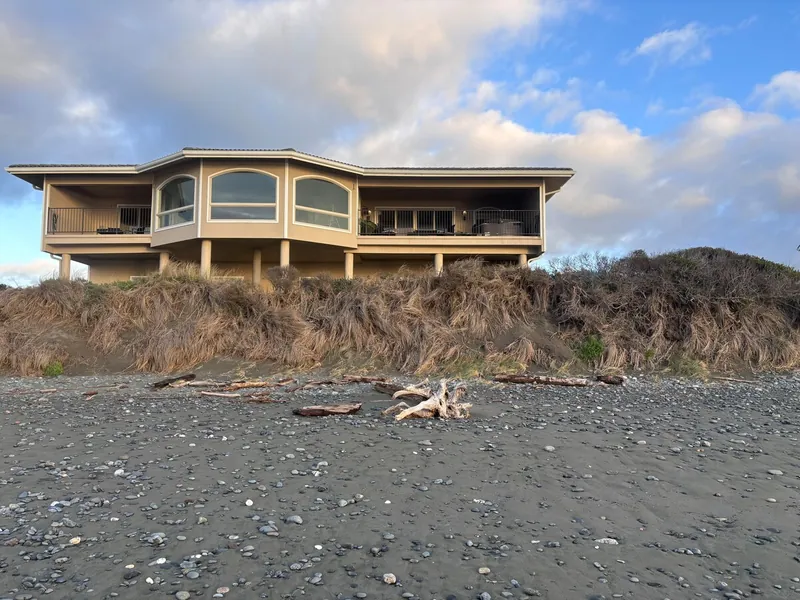 Queen Bee of Gold Beach, Additional photos image 5