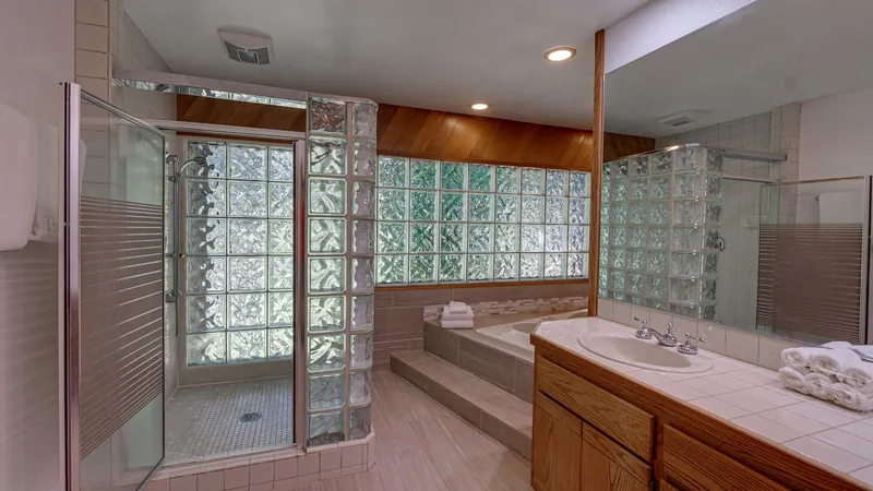 Rogue Keystone Lodge, Full bathroom 1 image 1