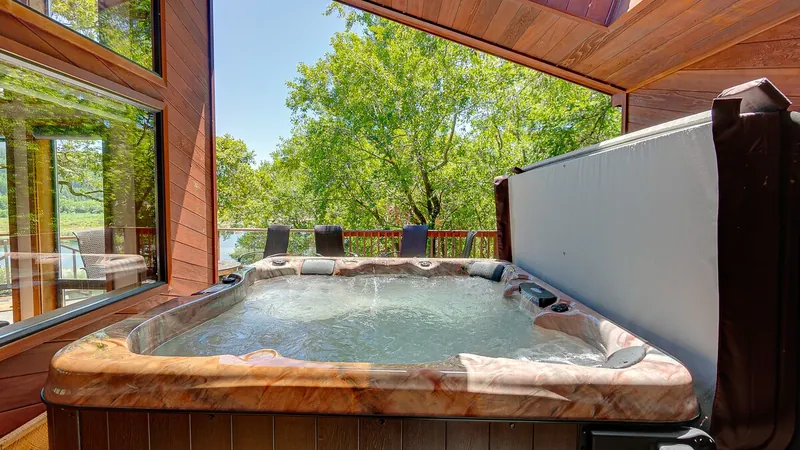 Rogue Keystone Lodge, Hot tub image 1